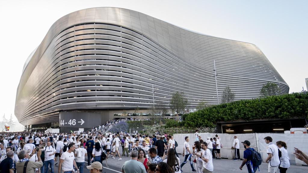 Aficionados del Real Madrid en los alrededores del Santiago Bernabéu