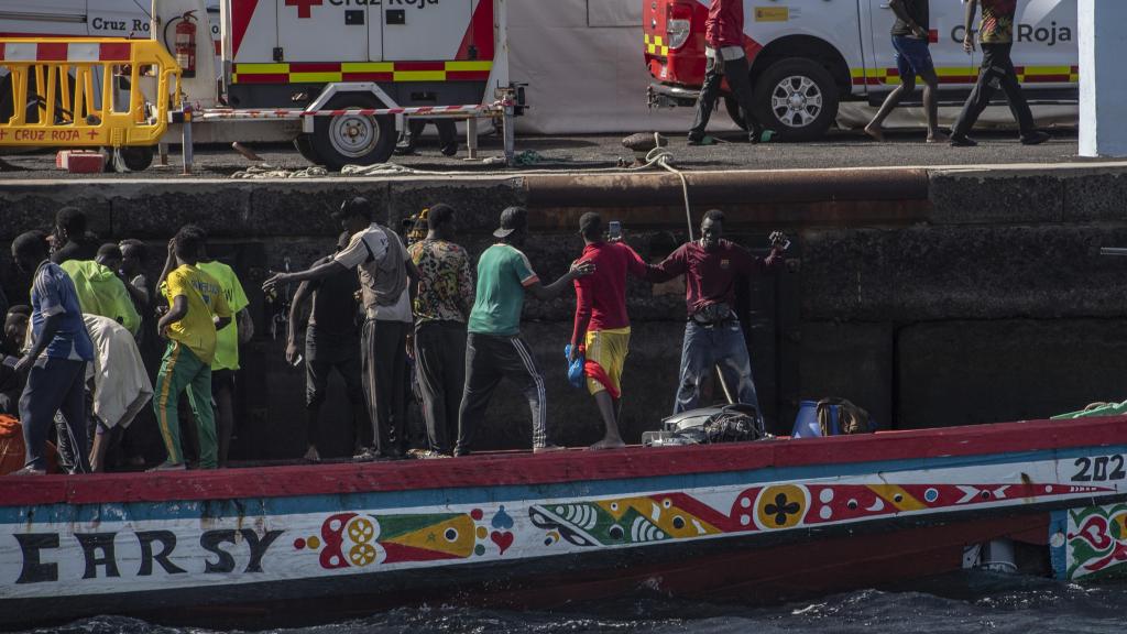La Cruz Roja atiende a un cayuco repleto de migrantes, a su llegada a La Restinga, en El Hierro.