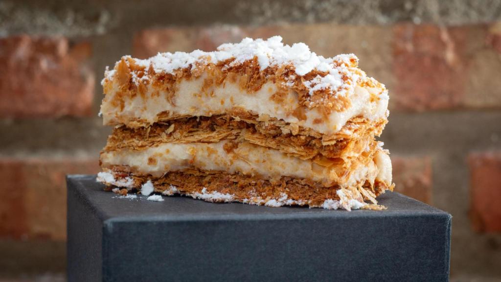 Milhojas con corteza de torrezno.