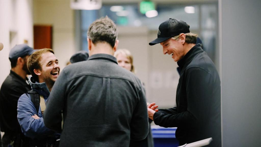 Eduardo Ezequiel (i) ríe junto a Gavin Newsom (d), gobernador de California.
