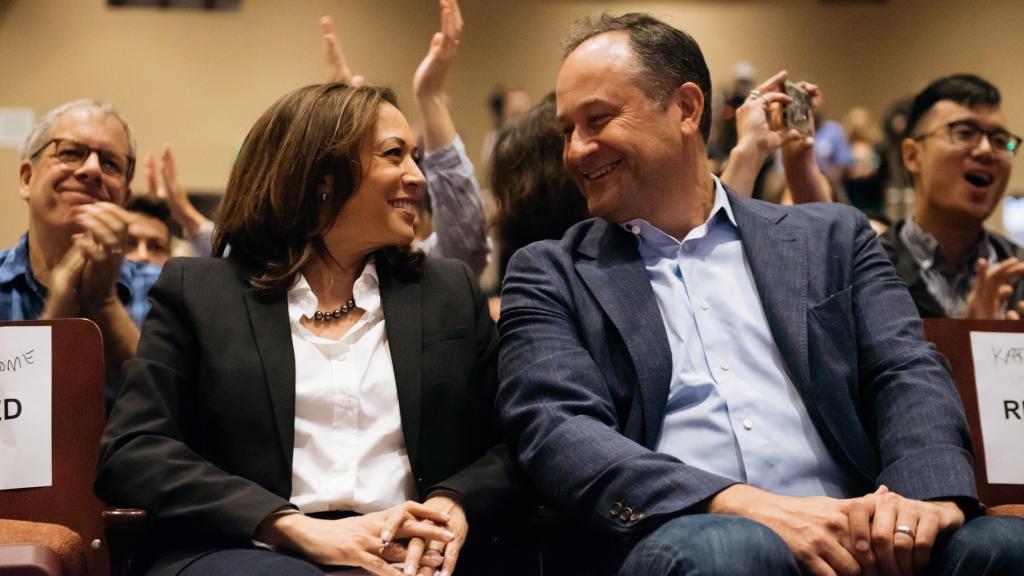 Kamala Harris y su marido, Doug Emhoff, retratados por Eduardo Ezequiel.