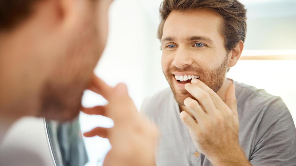 La autoexploración es un buen hábito para detectar cambios en la boca