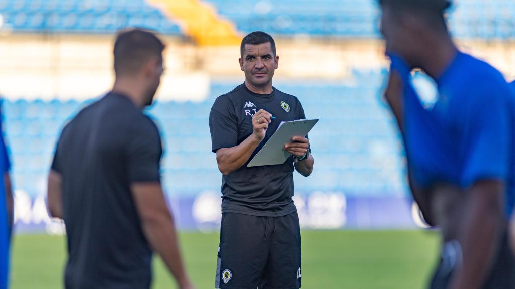 El entrenador Rubén Torrecilla durante una de las sesiones.