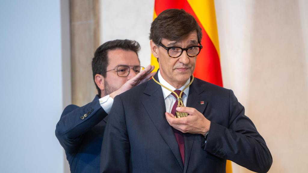 Illa, durante su toma de posesión como president de la Generalitat, con Pere Aragonès.