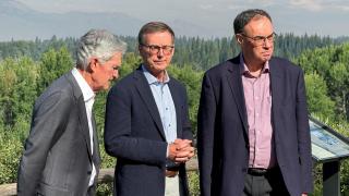 El presidente de la Fed, Jerome Powell, el gobernador del Banco de Inglaterra, Andrew Bailey, y el gobernador del Banco de Canadá, Tiff Macklem, en el simposio de Jackson Hole.