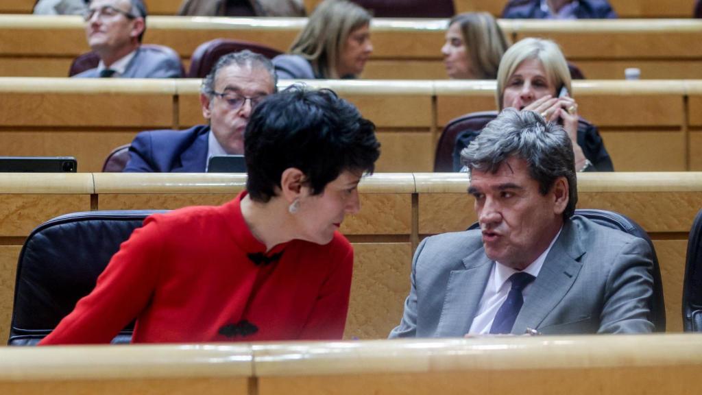 Elma Saiz, ministra de Inclusión, Seguridad Social y Migraciones, y su predecesor en el cargo, José Luis Escrivá, actual ministro para la Transformación Digital y de la Función Pública.