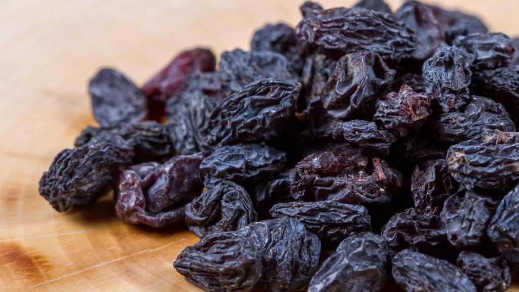 Montón de ciruelas pasas.