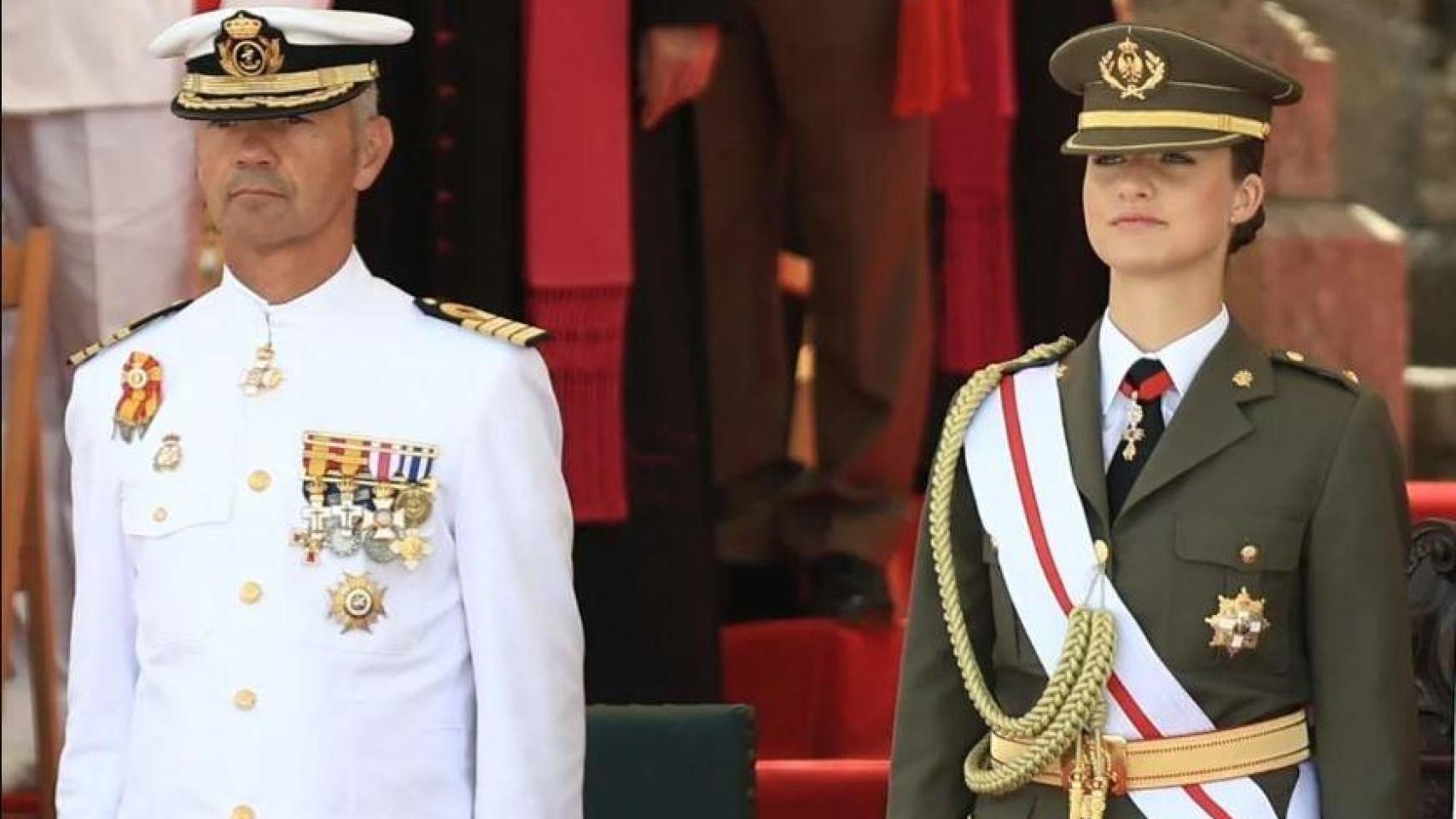 El director de la Escuela Naval, Pedro Cardona, junto a la Princesa de Asturias durante la entrega de despachos.
