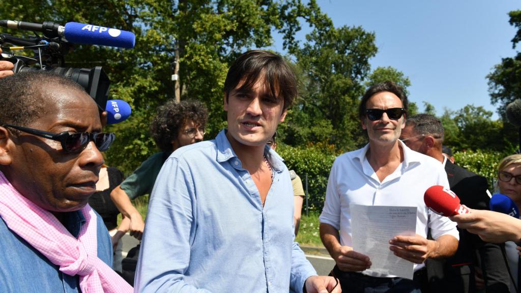 Los dos hijos de Alain Delon, minutos antes de leer el manuscrito.