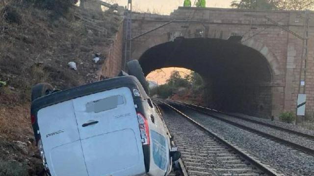 Furgoneta en las vías del tren