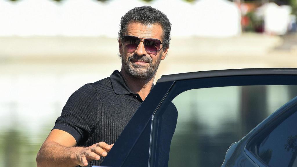 Rodolfo Sancho, muy serio y parco en palabras, viaja a Tailandia a cinco días de conocer la sentencia de su hijo