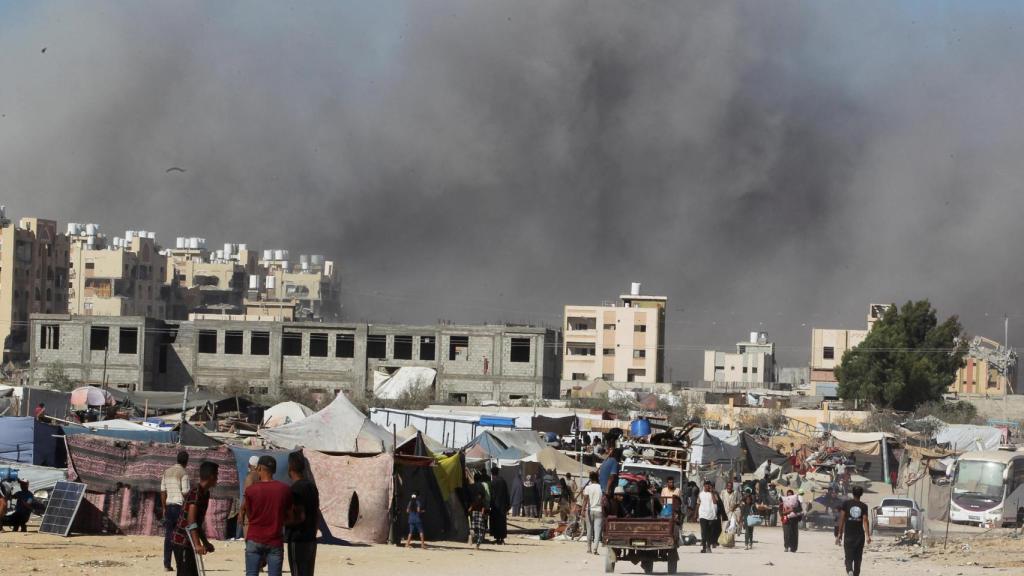 El humo se eleva tras un ataque israelí contra un edificio residencial en Jan Yunis.