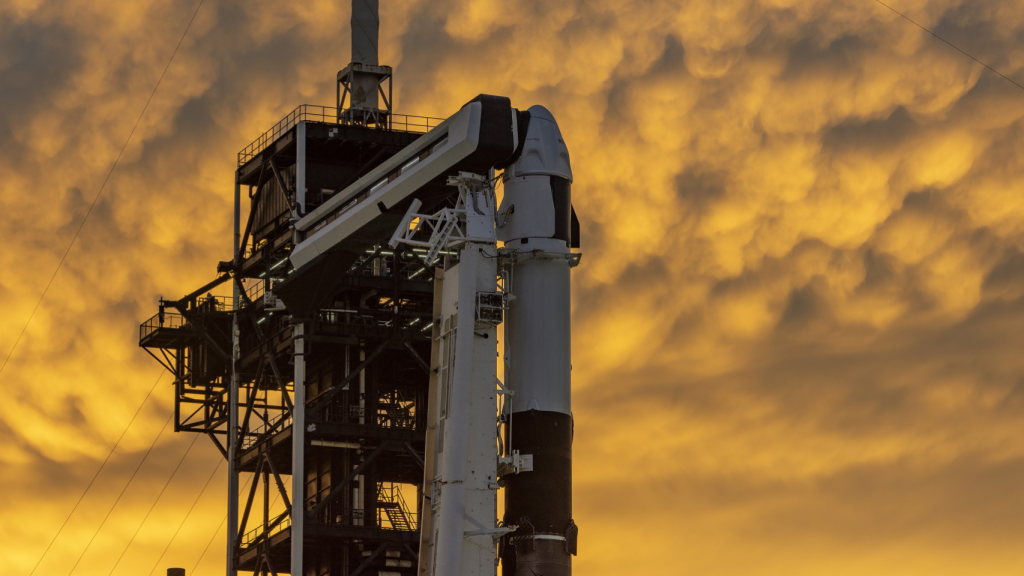 Detalle de la nave Crew Dragon y la parte superior de la segunda etapa del Falcon 9