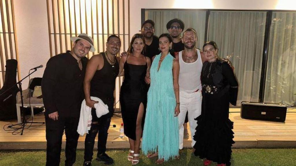 Con Dua Lipa en agosto de 2023, durante el segundo cumpleaños de la artista en Ibiza.