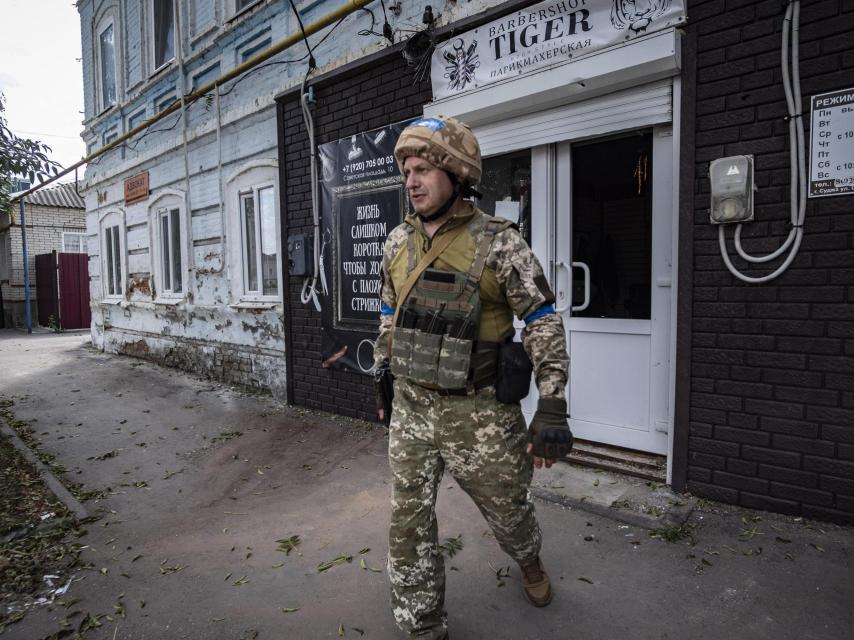 Vadim, el oficial ucraniano que acompaña a la prensa dentro de la ciudad rusa de Sudzha, camina por una de las calles principales.