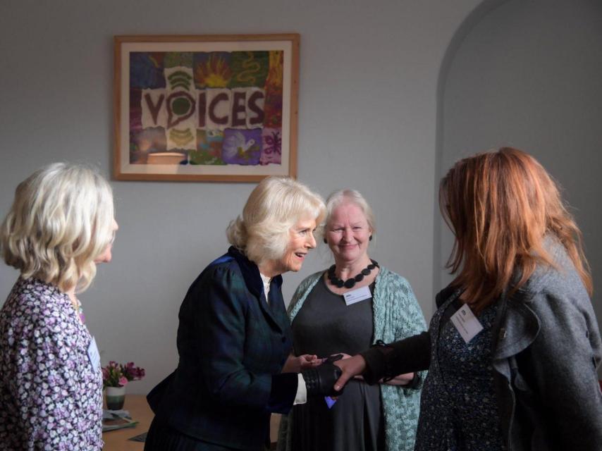 La Reina, con las representantes de la organización benéfica Voices contra la violencia doméstica.