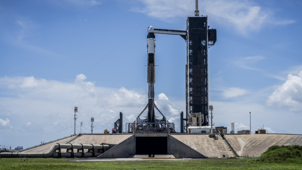 Cohete Falcon 9 en la plataforma de lanzamiento a la espera del comienzo de la Polaris Dawn