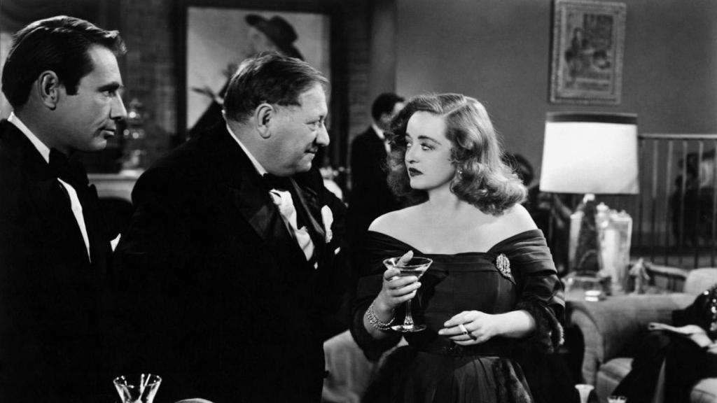 De izquierda a derecha, Gary Merrill, Gregory Ratoff y Bette Davis en 'Eva al desnudo' (1950)