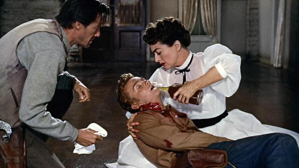 John Carradine (izquierda), Joan Crawford Ben Cooper (centro) en 'Johnny Guitar' (1954)