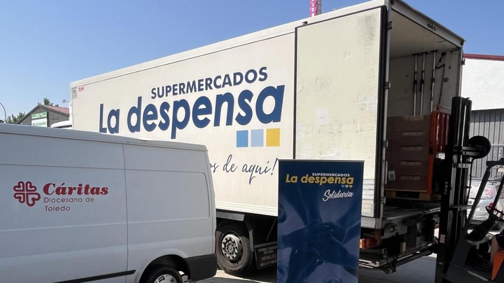 Un camión de La Despensa junto a una furgoneta de Cáritas Toledo.
