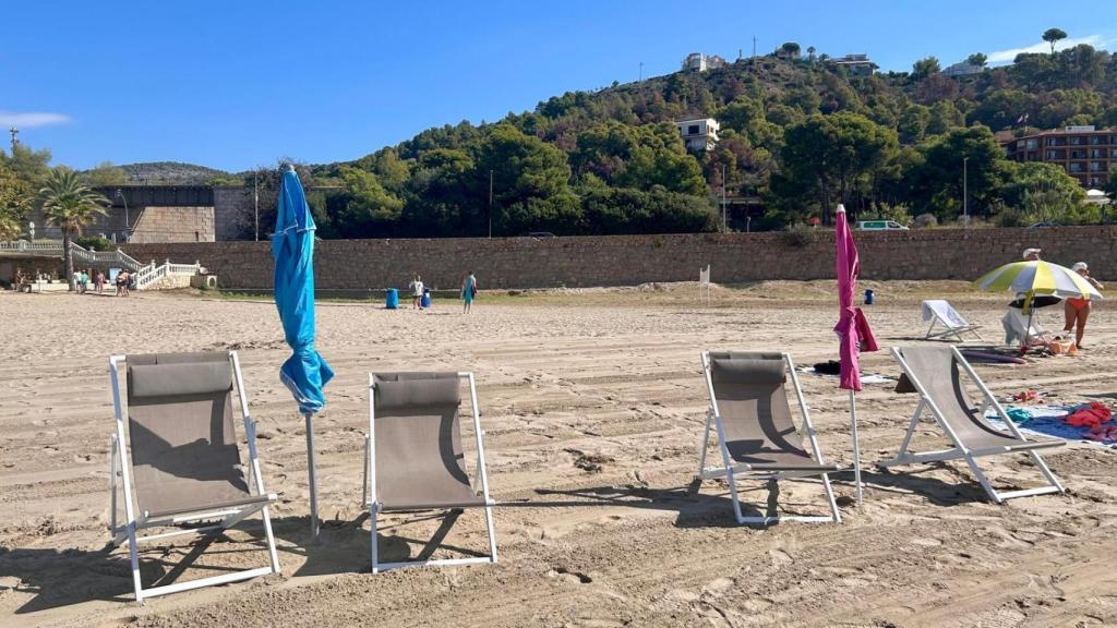 Sombrillas y sillas sin dueño solo para reservar sitio este agosto en Benicàssim. EE