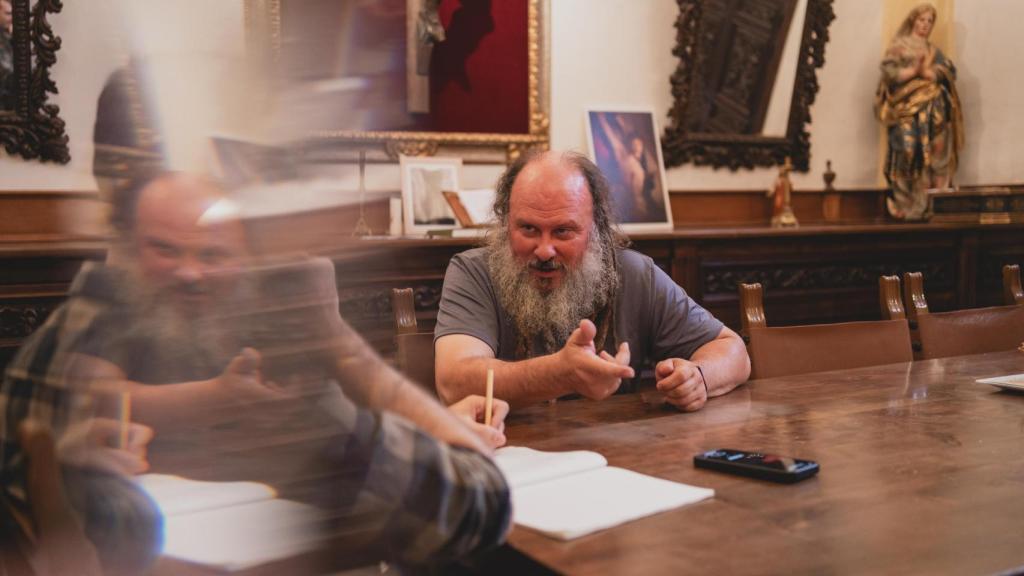 El padre Juan, párroco de Jadraque, durante la entrevista con EL ESPAÑOL en la sacristía de la iglesia local.
