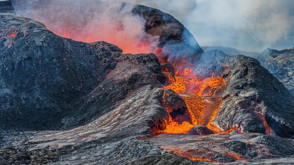 Río de lava saliendo de la boca del volcán.