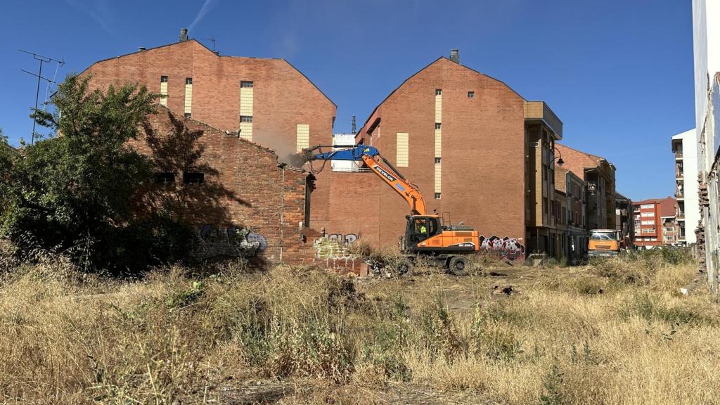Derribo de un inmueble en la calle Los Osorios