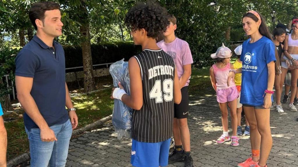 Juan Del Canto entregando una mochila a los participantes