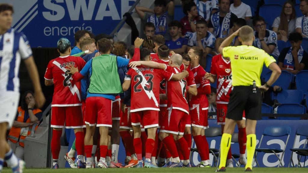 Los jugadores del Rayo Vallecano celebran un gol en Anoeta.