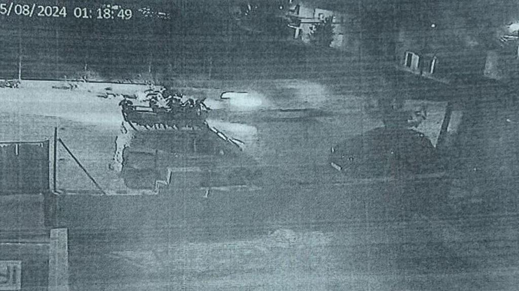 La furgoneta del investigado grabada por una cámara de seguridad unos minutos antes del supuesto atropello en la Avenida de la Ñora.