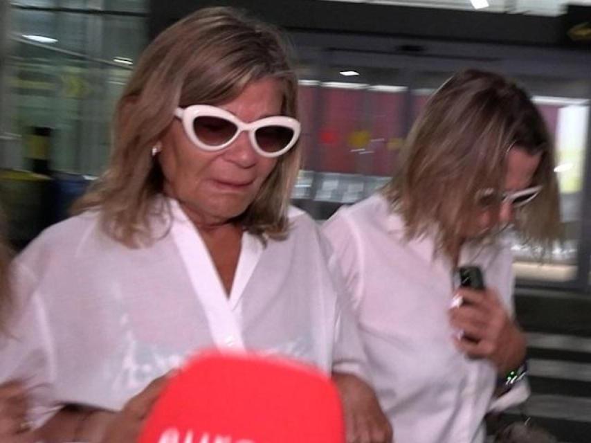Cari Lapique a su llegada al aeropuerto de Málaga tras conocer que su hija había fallecido.