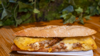 Bocadillo de tortilla rellena del bar Piraña