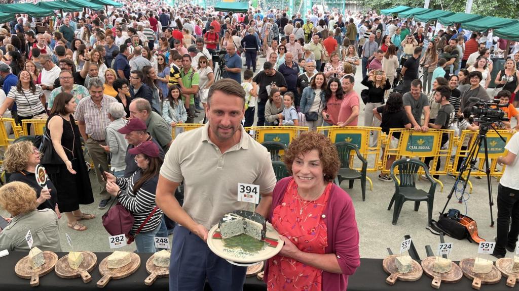 El Llagar de Colloto se lleva la pieza ganadora del 52.º Certamen del Queso Cabrales, de la quesería Ángel Díaz Herrero