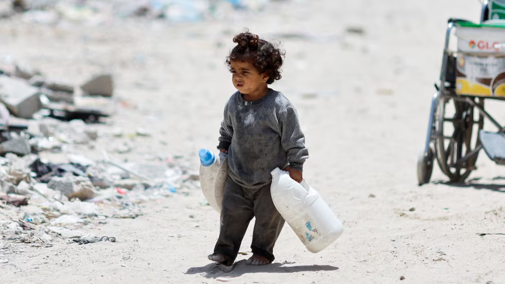 Niños recogiendo agua en la Franja de Gaza.