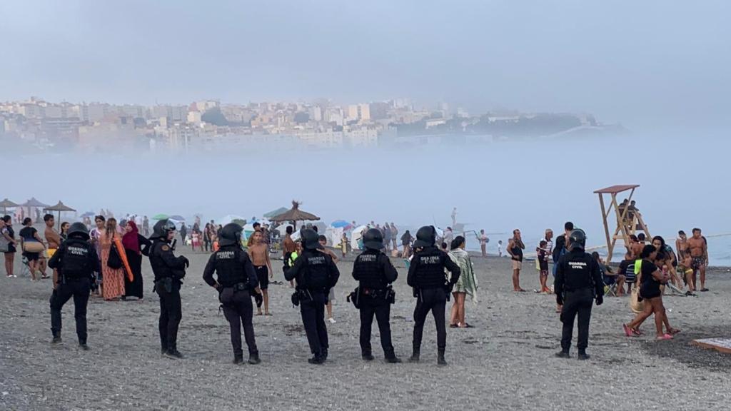 La Guardia Civil toma la playa del Tarajal para identificar a las decenas de 'menas' llegados a nado de Marruecos.