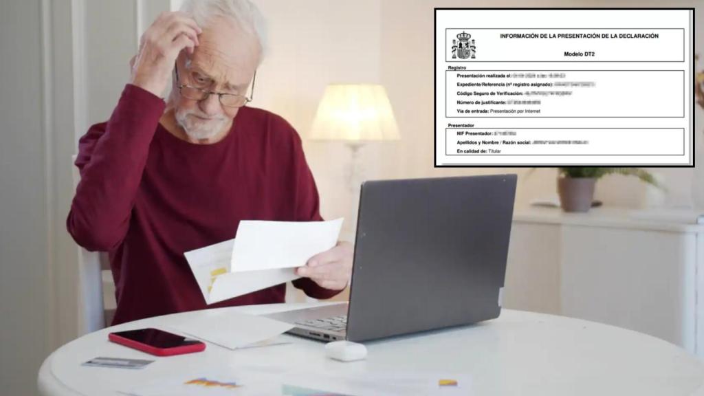 Un jubilado junto al formulario de Hacienda.