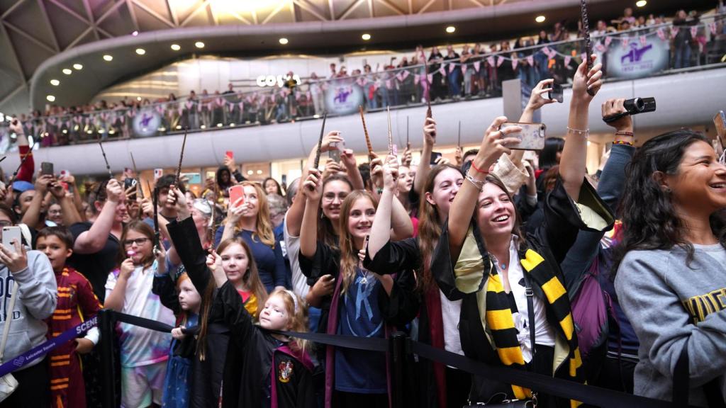 Fans de Harry Potter en el evento 'Back to Hogwarts' en la estación King's Cross en Londres el 1 de septiembre de 2022.