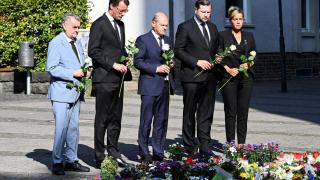 El canciller alemán Scholz visita el lugar del apuñalamiento en múltiple en Solingen.