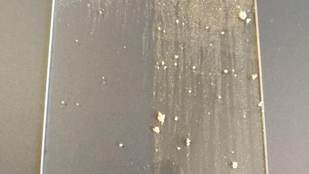 A la izquierda, el nuevo cristal; a la derecha, uno convencional tras el ensuciamiento con arena