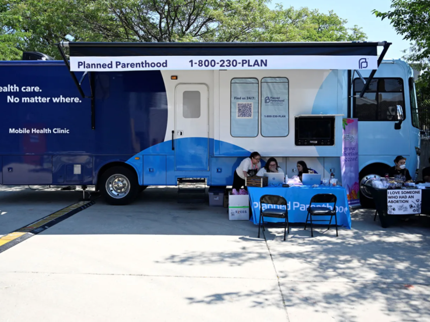 Unidad móvil de la clínica Planned Parenthood (Planificación Familiar) cerca del United Center, donde se celebraba la Convención Nacional Demócrata, el pasado lunes en Chicago.