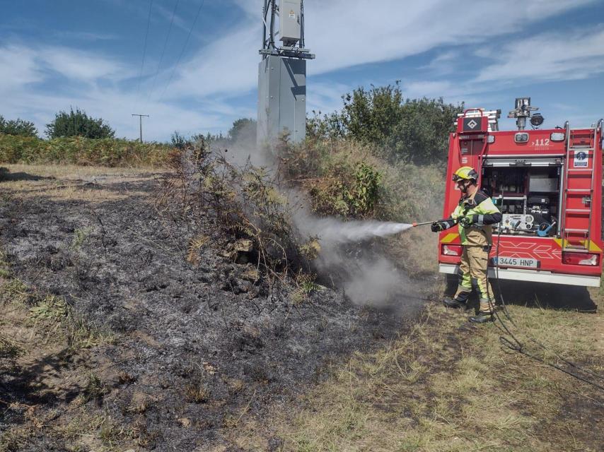 Incendio en una finca en Rianxo.