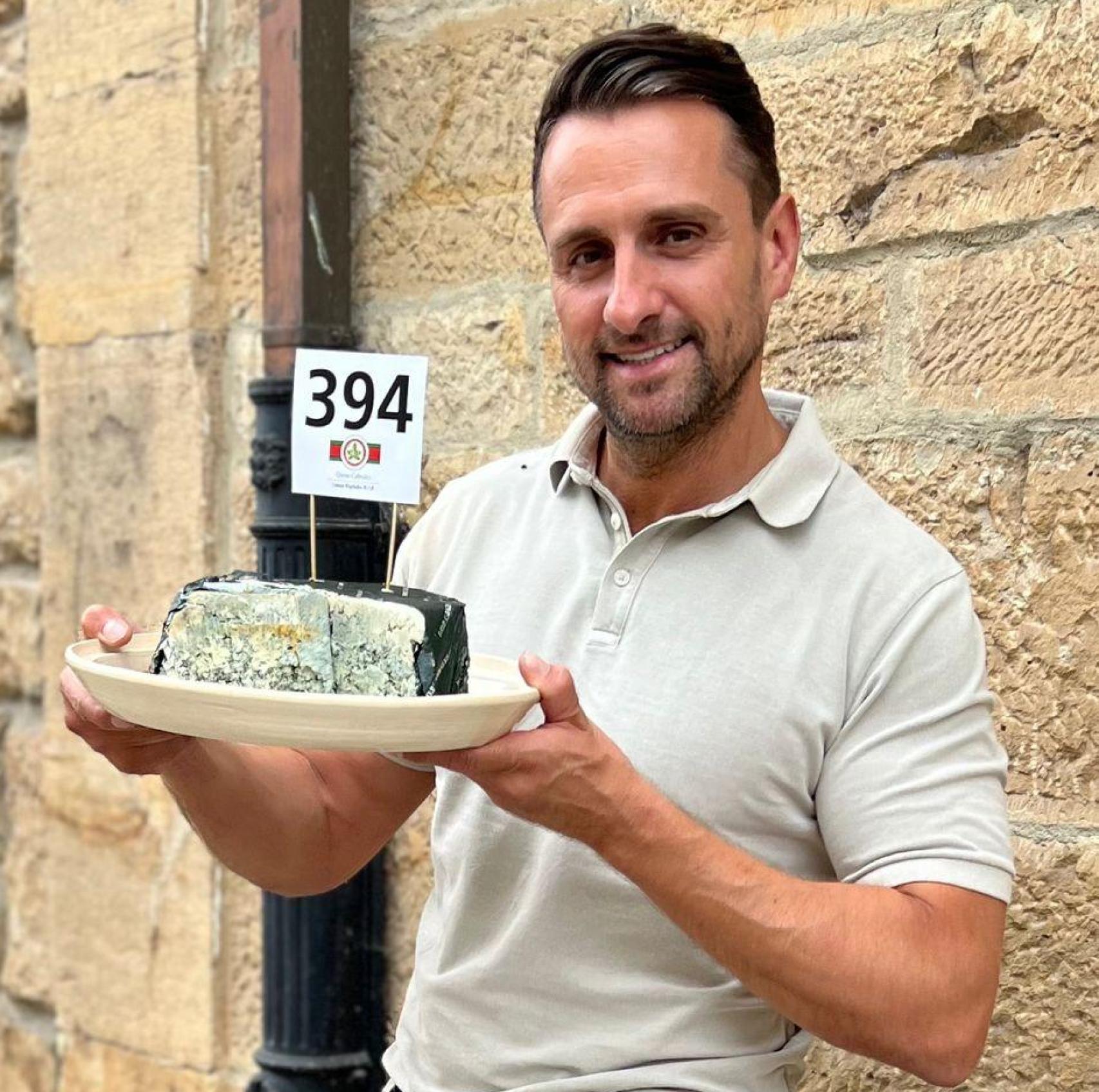 Iván Suárez muestra orgulloso el queso ganador  Cabrales.