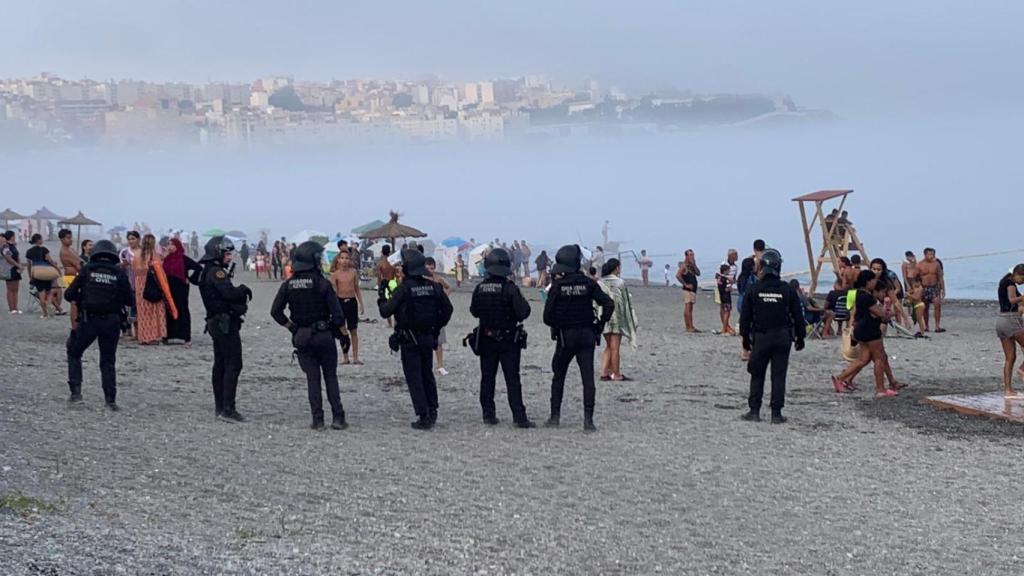 La Guardia Civil toma la playa del Tarajal, en Ceuta, para identificar a los migrantes llegados a nado, el pasado domingo.