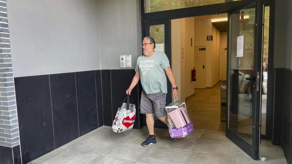 Vecinos afectados por el incendio abandonan este lunes el edificio de Safranar