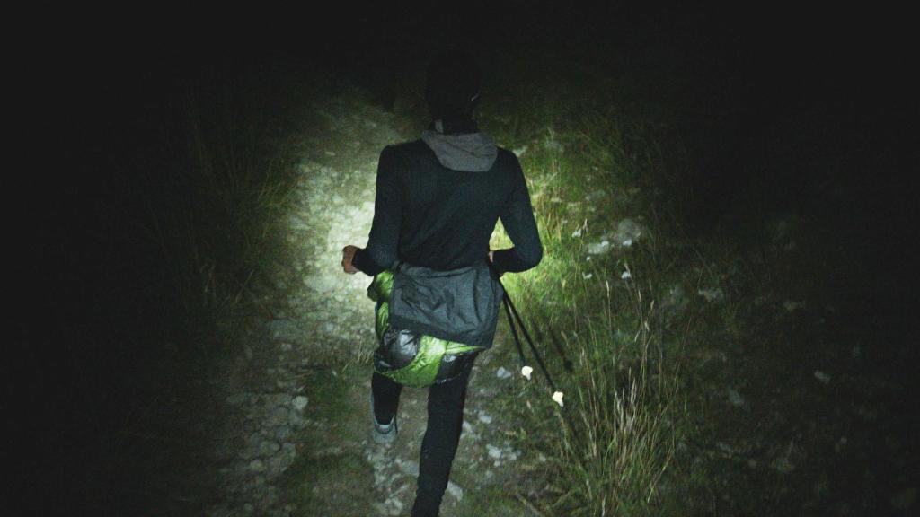 Kilian Jornet durante un tramo nocturno de la etapa 9 de su reto Alpes Connections en Valais.
