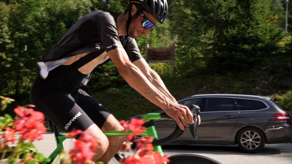 Kilian Jornet realizando un tramo en bicicleta de la etapa 11 de su reto Alpes Connections.