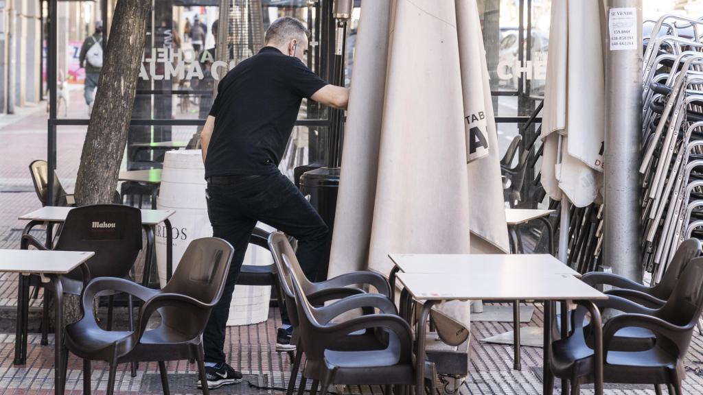 Un camarero en una terraza de la calle de Ponzano, en Madrid.