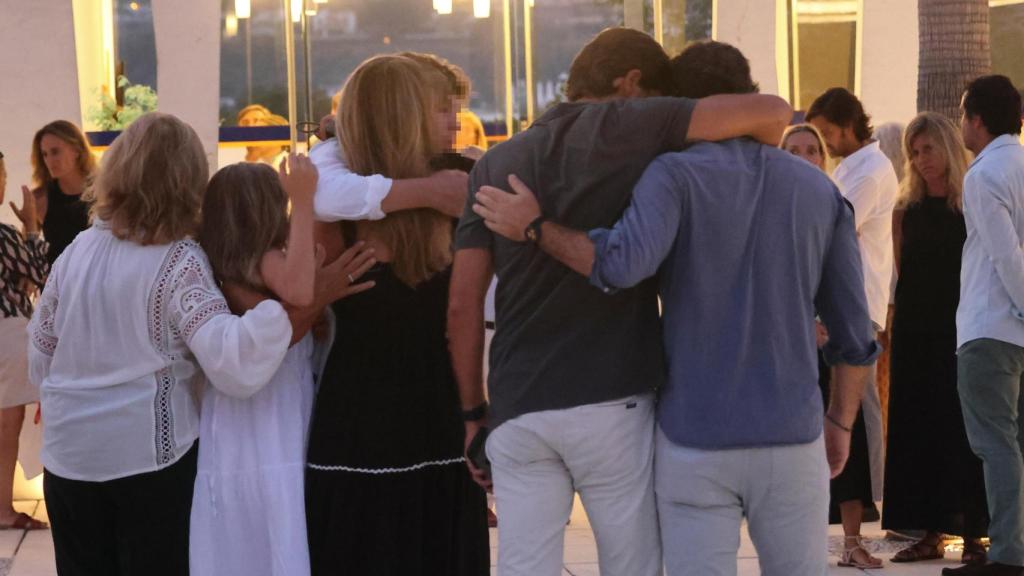 Carla, abrazada a su familia en la capilla ardiente de su hermana, Caritina.