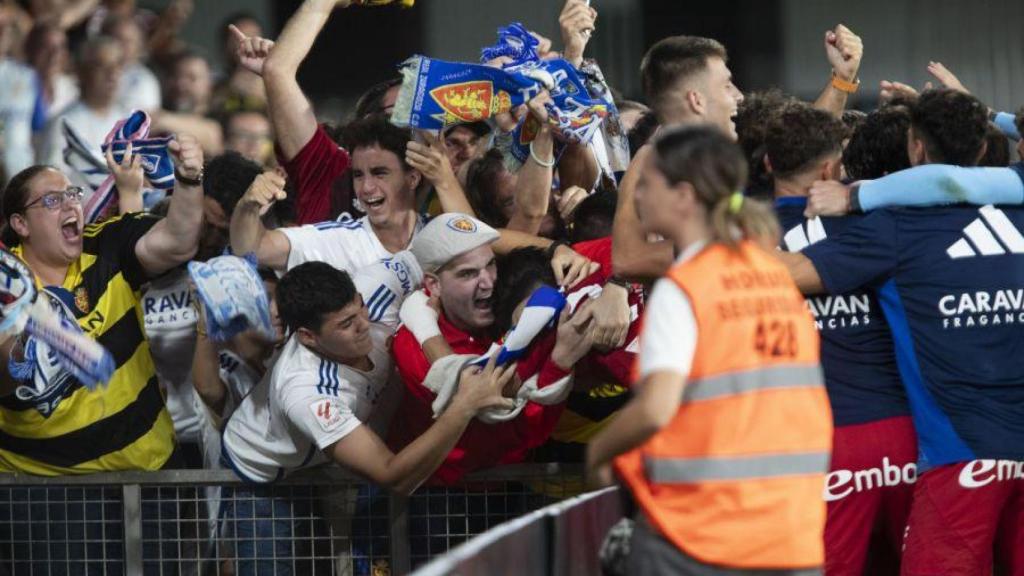 La afición y el equipo celebra el gol de la victoria